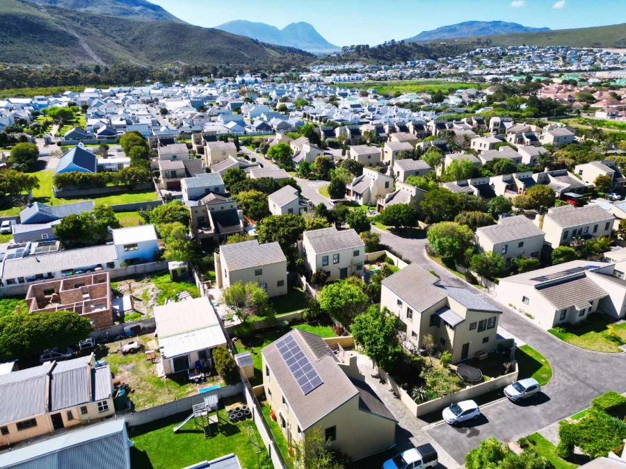 4 Bedroom Property for Sale in Sandbaai Western Cape